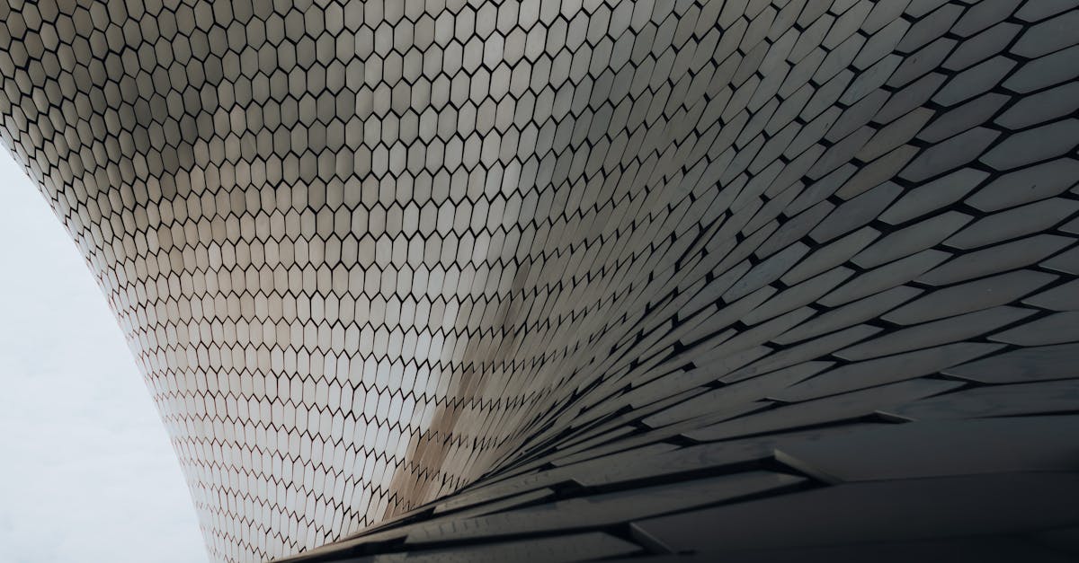 découvrez l'architecture hexagonale, un modèle de conception logicielle qui facilite la maintenabilité et la testabilité en séparant clairement les responsabilités et en isolant le domaine métier des mécanismes techniques.